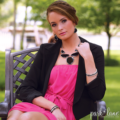 MAIN ATTRACTION NECKLACE Model
