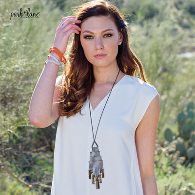 THEA NECKLACE Model